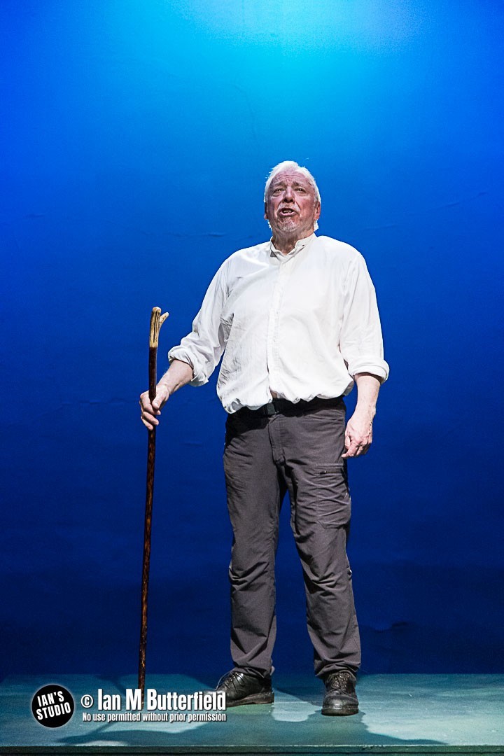 KING LEAR HOLDING STAFF